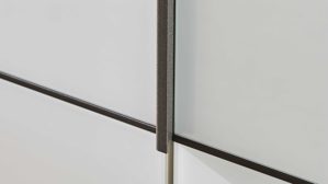 Möbelbeleuchtung Interliving aus Holz in Weiß Interliving Schlafzimmer Serie 1033 – Kleiderschrank 605 mit Beleuchtung weißes Glas & Holz – sechs Türen, Breite ca. 300 cm