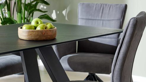 Tischgruppe Interliving aus Glas in Schwarz Interliving Esszimmer Serie 5122 – Essgruppen mit Schwingstühlen schwarzes Glas & Metall - ca. 160 x 90 cm