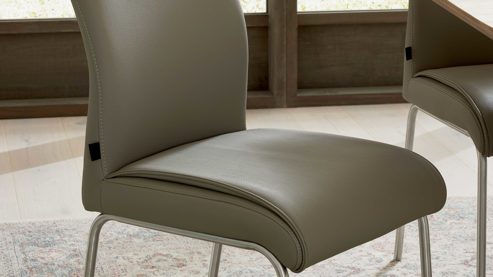 Tischgruppe Interliving aus Holz in Holzfarben Interliving Esszimmer Serie 5122 – Essgruppe mit sechs Stühlen Wildeiche, fangofarbenes Kunstleder & Edelstahl