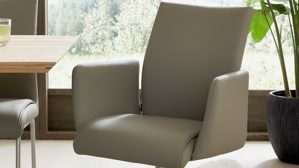 Tischgruppe Interliving aus Holz in Schwarz Interliving Esszimmer Serie 5122 – Essgruppe mit sechs Stühlen schwarzes Glas, fangofarbenes Kunstleder & Edelstahl