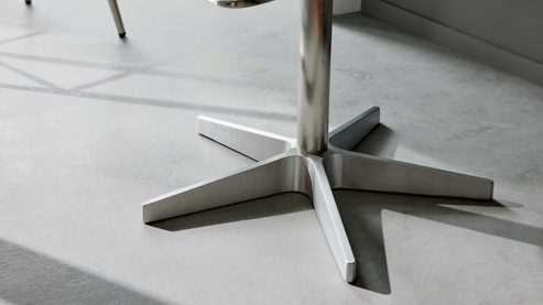 Tischgruppe Interliving aus Glas in Mehrfarbig Interliving Esszimmer Serie 5122 – Bargruppe mit vier Stühlen graues Glas, Stoffbezüge & Edelstahl - fünfteilig