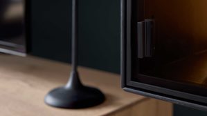 Vitrine Interliving aus Holz in Schwarz Interliving Wohnzimmer Serie 2033 - Hängevitrine dunkelgraues Glas & schwarze Asteiche - eine Tür, Breite ca. 42 cm