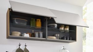 Einbauküche Interliving aus Holz in Grau Interliving Küche Serie 3086 mit SIEMENS-Einbaugeräten Platingrau & Eiche Ventura – Stellfläche ca. 350 x 278 cm