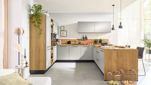 Einbauküche Interliving aus Holz in Grau Interliving Küche Serie 3086 mit SIEMENS-Einbaugeräten Platingrau & Eiche Ventura – Stellfläche ca. 350 x 278 cm