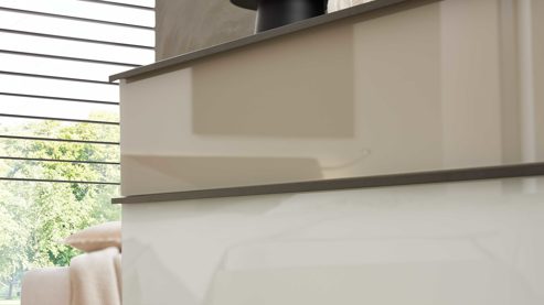 Möbelbeleuchtung Interliving aus Holz in Weiß Interliving Schlafzimmer Serie 1032 – Komplettzimmer mit Beleuchtung Weiß & Kieselgrau - Liegefläche ca. 180 x 200 cm