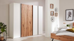 Komplettzimmer Interliving aus Holz in Weiß Interliving Schlafzimmer Serie 1025 – Komplettzimmer Weiß & Balkeneiche gehackt - vierteilig, fünf Türen