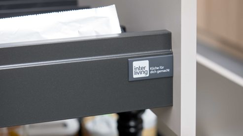 Einbauküche Interliving aus Holz in Beige Interliving Küche Serie 3085 mit SIEMENS Einbaugeräten Sahara & Natureiche – zweizeilig