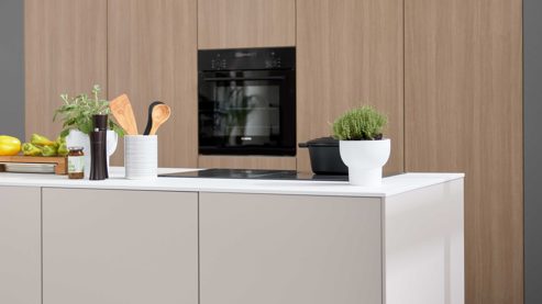 Einbauküche Interliving aus Holz in Beige Interliving Küche Serie 3085 mit SIEMENS Einbaugeräten Sahara & Natureiche – zweizeilig