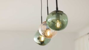 Pendelleuchte Interliving aus Glas in Mehrfarbig Interliving Leuchten Serie 9350 - Hängelampe Glas in Amber, Grün & Rauch - drei Lampenschirme