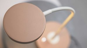 Tischleuchte Interliving aus Metall in Hellgrau Interliving Leuchten Serie 9352 - Tischlampe, auch als Schreibtischleuchte warmgraues & kaffeefarbenes Metall - Höhe ca. 57 cm