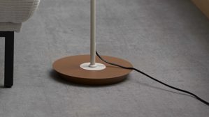 Stehleuchte Interliving aus Metall in Hellgrau Interliving Leuchten Serie 9352 - Stehlampe mit Flexarm warmgraues & kaffeefarbenes Metall - Höhe ca. 145 cm