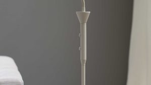 Stehleuchte Interliving aus Metall in Hellgrau Interliving Leuchten Serie 9352 - Stehlampe mit Flexarm warmgraues & kaffeefarbenes Metall - Höhe ca. 145 cm