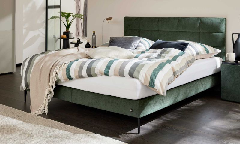 Moosgrünes Interliving Boxspringbett Serie 1425 mit Matratzen.